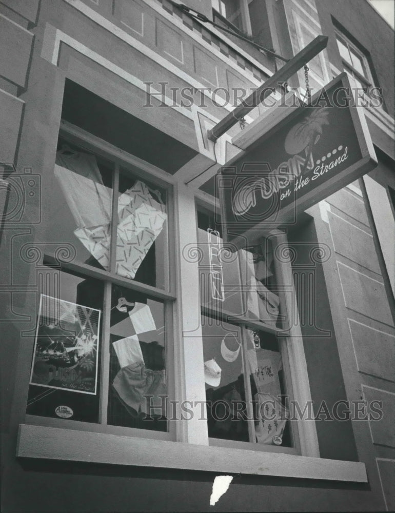 1983 Press Photo Cruisin' Clothing Store On The Strand in Galveston, Texas. - Historic Images