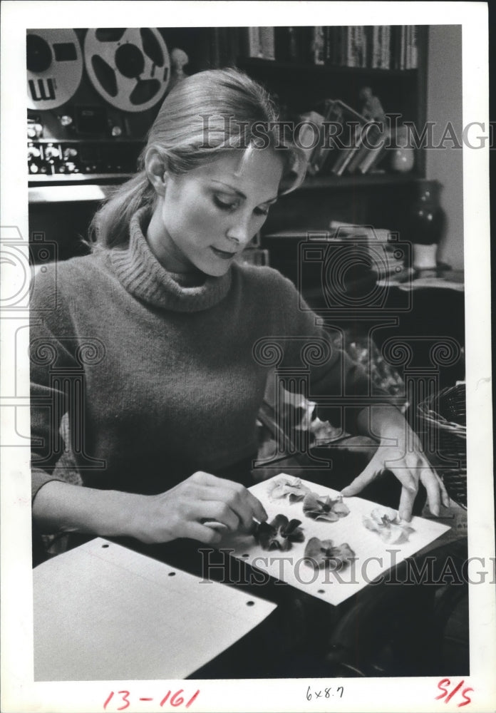 1983 Press Photo Flowers and leaves for flower pressing - hca19920 - Historic Images