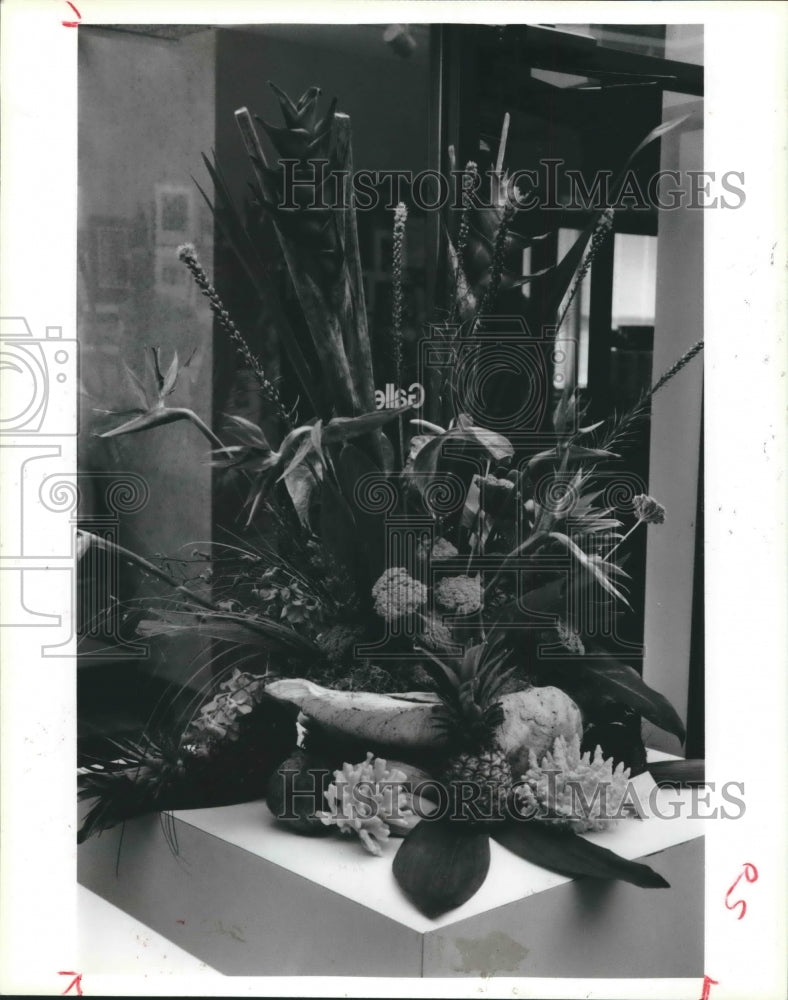 1985 Press Photo Flower arrangement in lobby - hca19922 - Historic Images