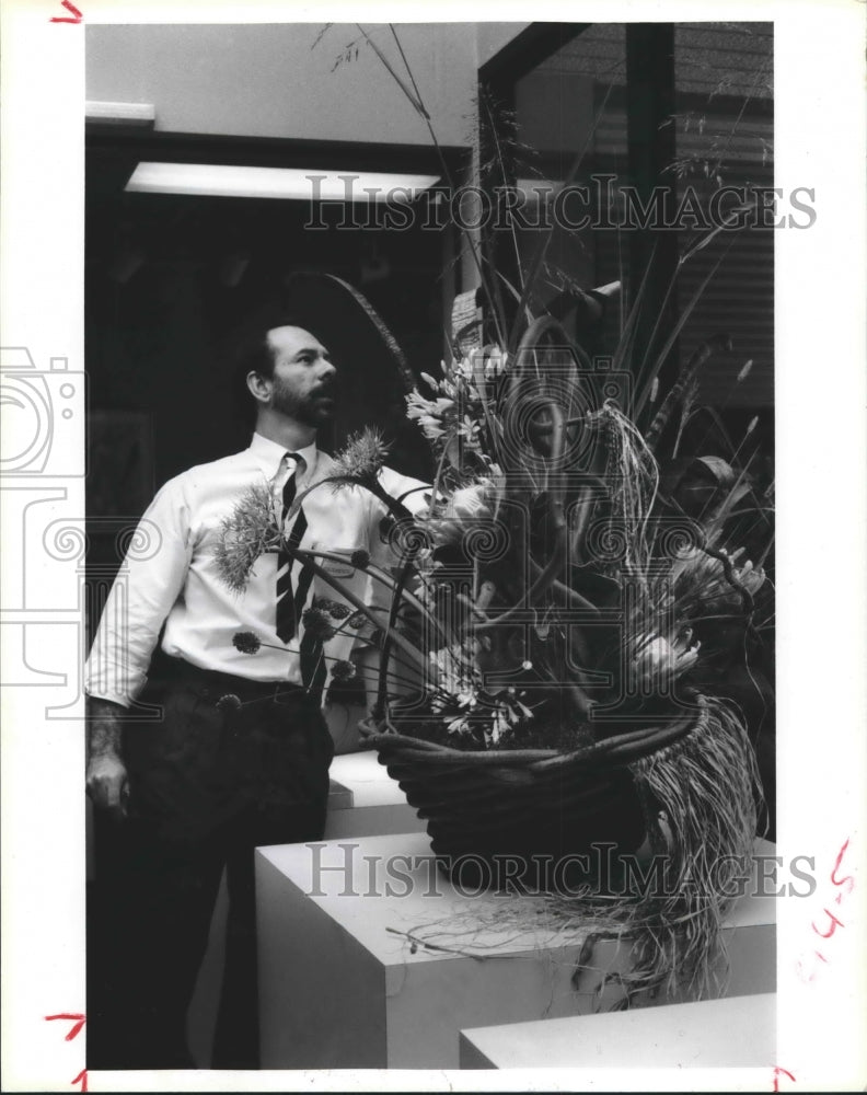 1985 Ben Krueger of Au Naturale with flower arrangement - Historic Images
