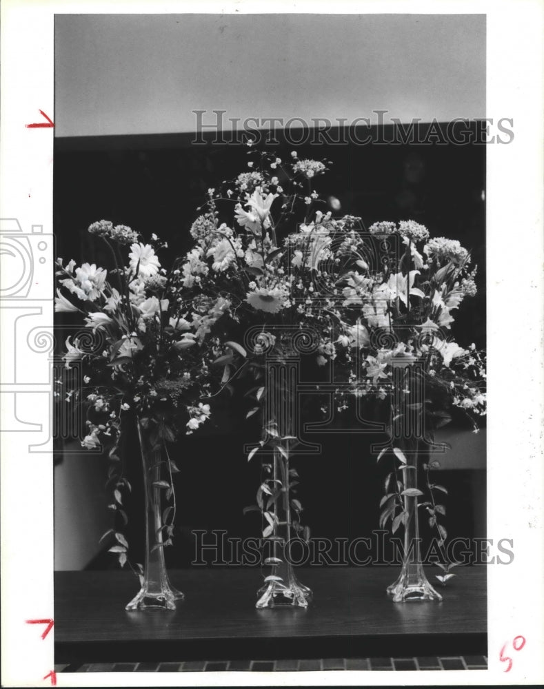 1985 Press Photo yman Ratcliffe chose all white flower arrangements - hca19924 - Historic Images