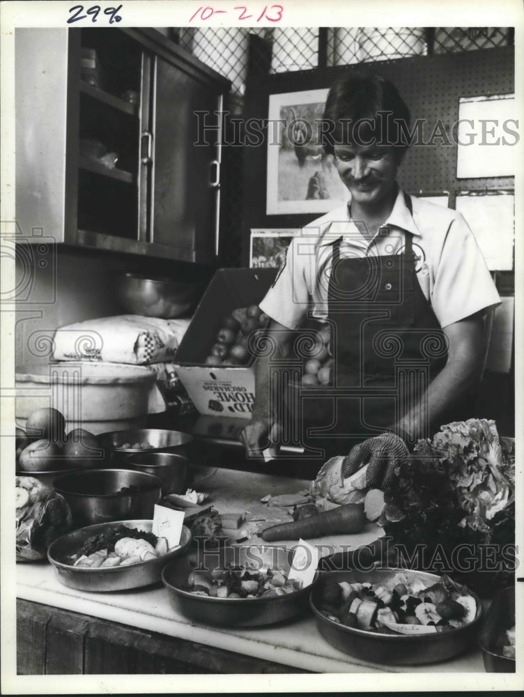 1981 Press Photo Chef prepares food - hca19928 - Historic Images