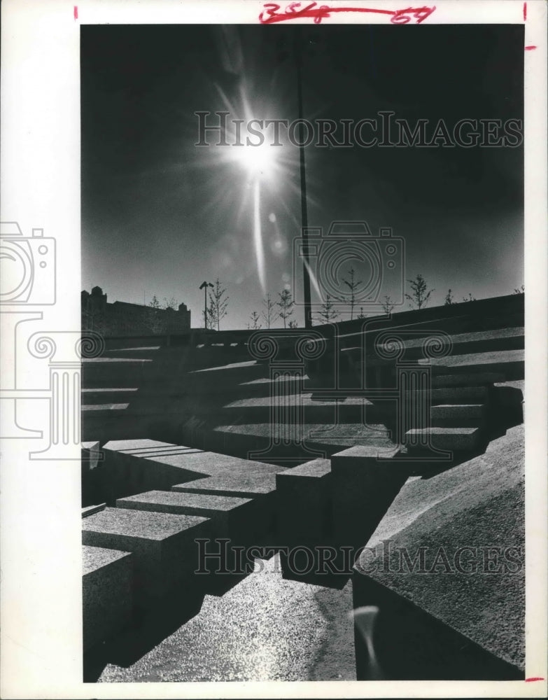 1975 Press Photo Ft. Worth, Texas Terrace Water Gardens & City Art Deco. - Historic Images