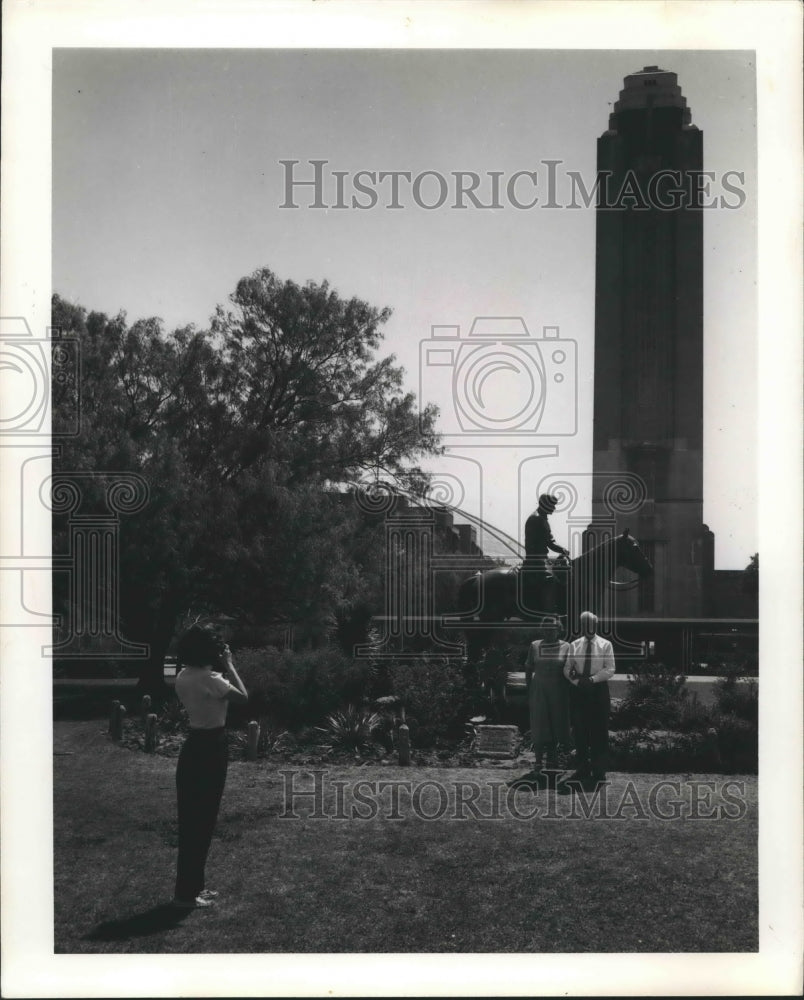 1966 Press Photo Tourists Visit The Will Rogers Monument in Fort Worth, Texas - Historic Images