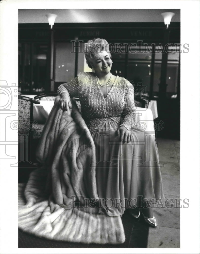 1988 Press Photo Model At The Forgotten Woman Houston Clothing Store - hca19954 - Historic Images