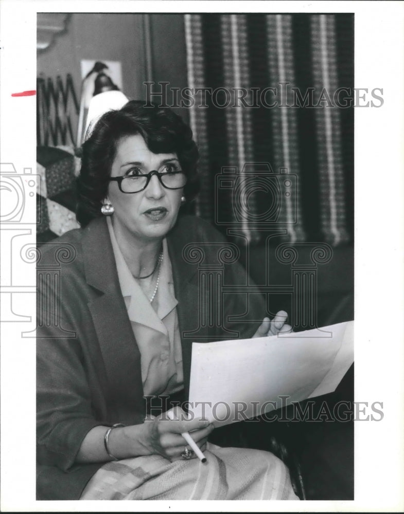 1986 Gayle Watler Goes Over Forest Tycoons Investment Club Portfolio - Historic Images