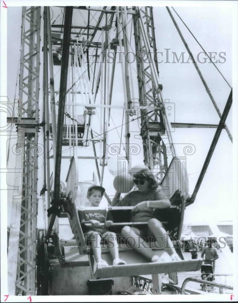 1993 Press Photo Mother and son on the Ferris Wheel at Fort Bend County Fair - Historic Images