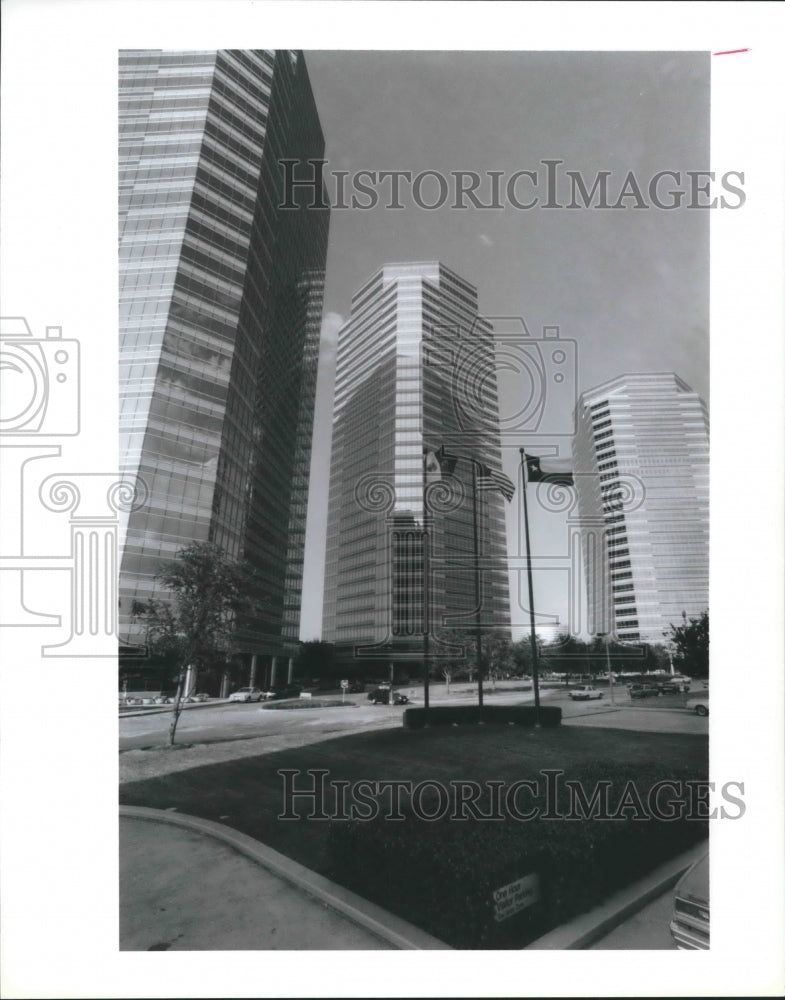 1989 Press Photo Flags stand in front of Four Oaks Place Complex - hca19973 - Historic Images