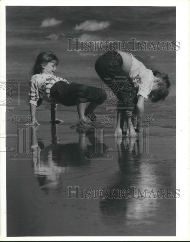 1988 Press Photo Misti Merchant &amp; Tia Siems Play in Sand At Galveston Beach, TX. - Historic Images