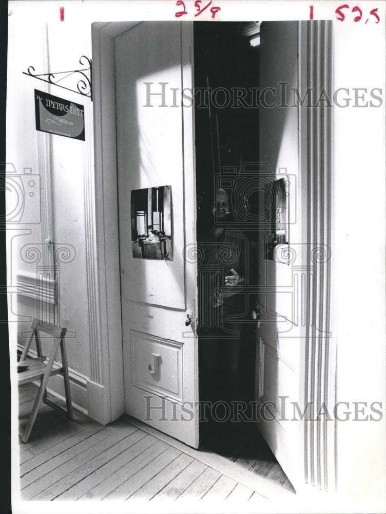 1974 Press Photo Robert Canon Of Galveston, Texas Arts Center & The Strand Area. - Historic Images