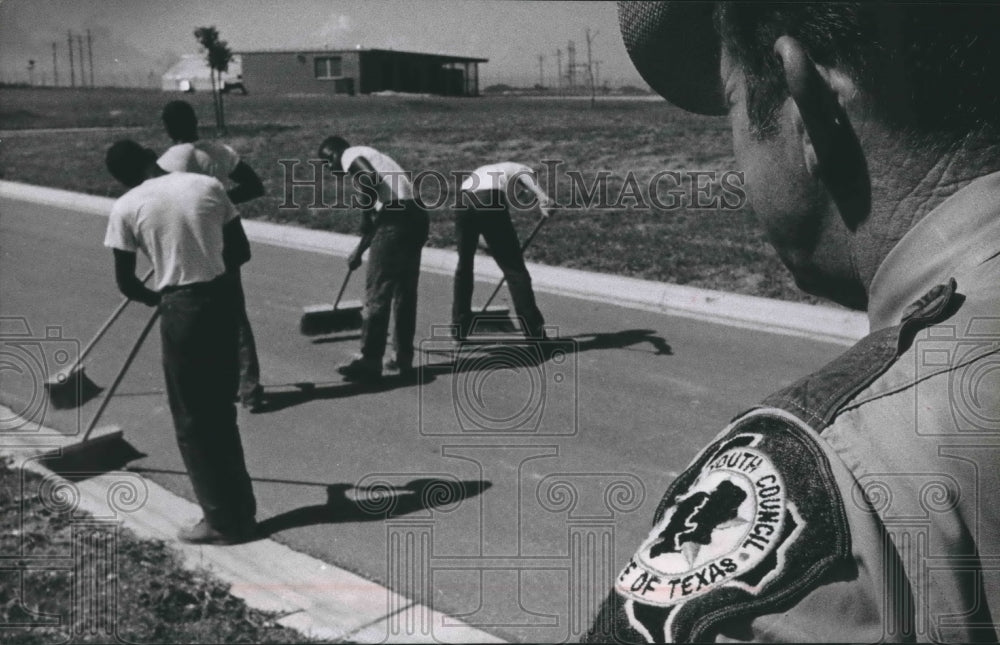 1963 Press Photo Boys sweeping road from Gatesville State School for Boys - Historic Images