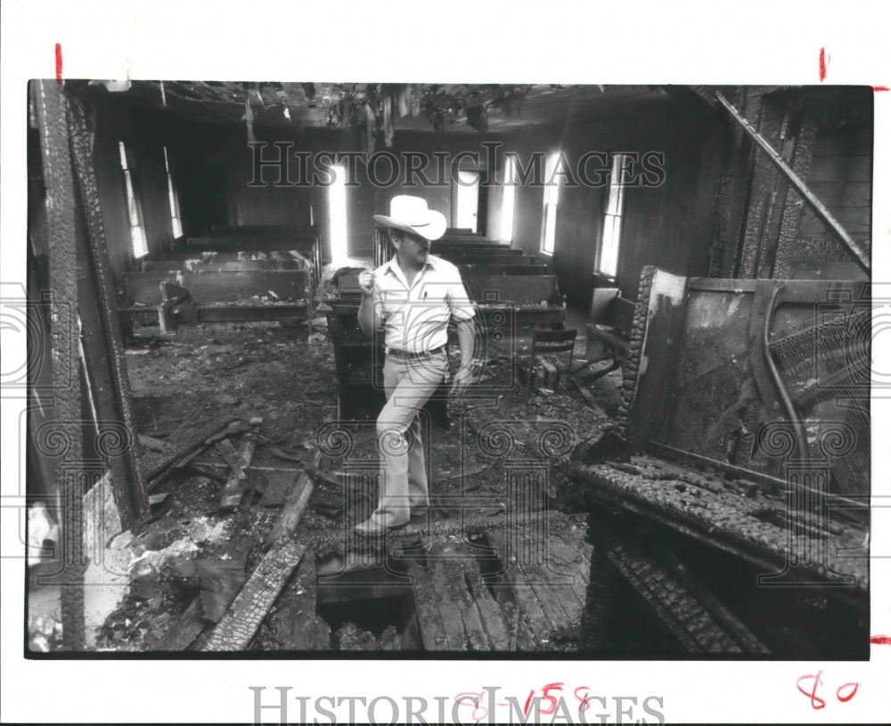 1983 Press Photo Brazos County Deputy Charlie Owens, Fire aftermath, Gause, TX - Historic Images