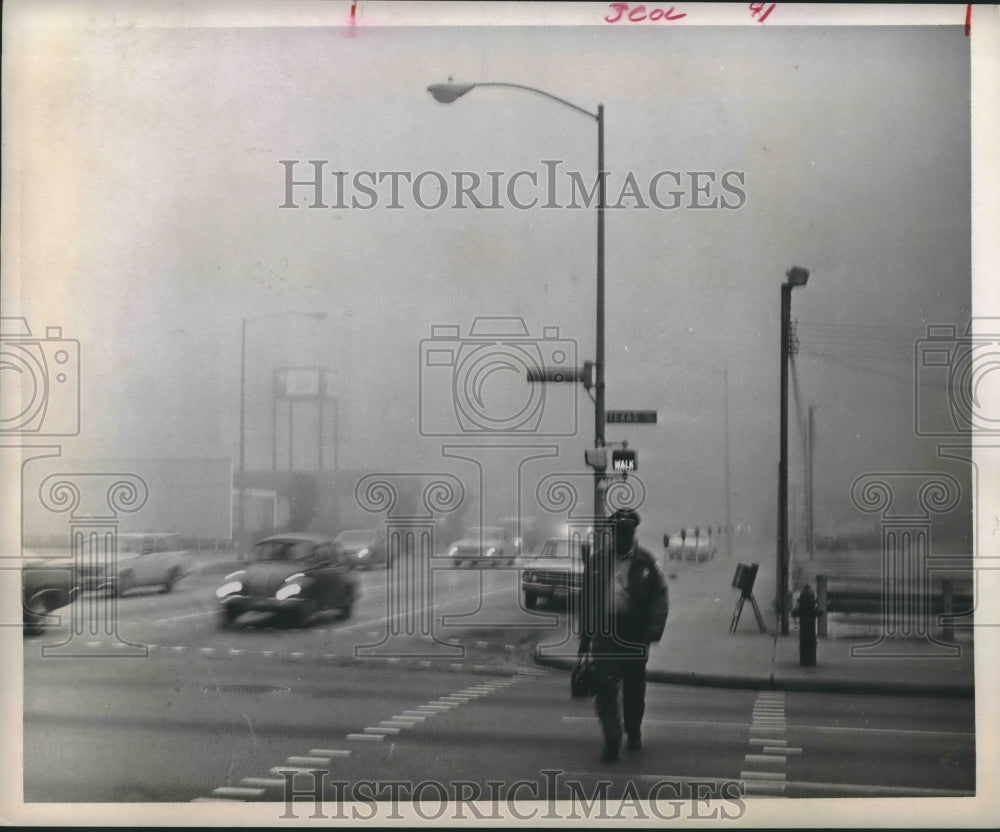 1974 Press Photo Fog in Downtown Houston Shrouds Intersection. - hca20055 - Historic Images
