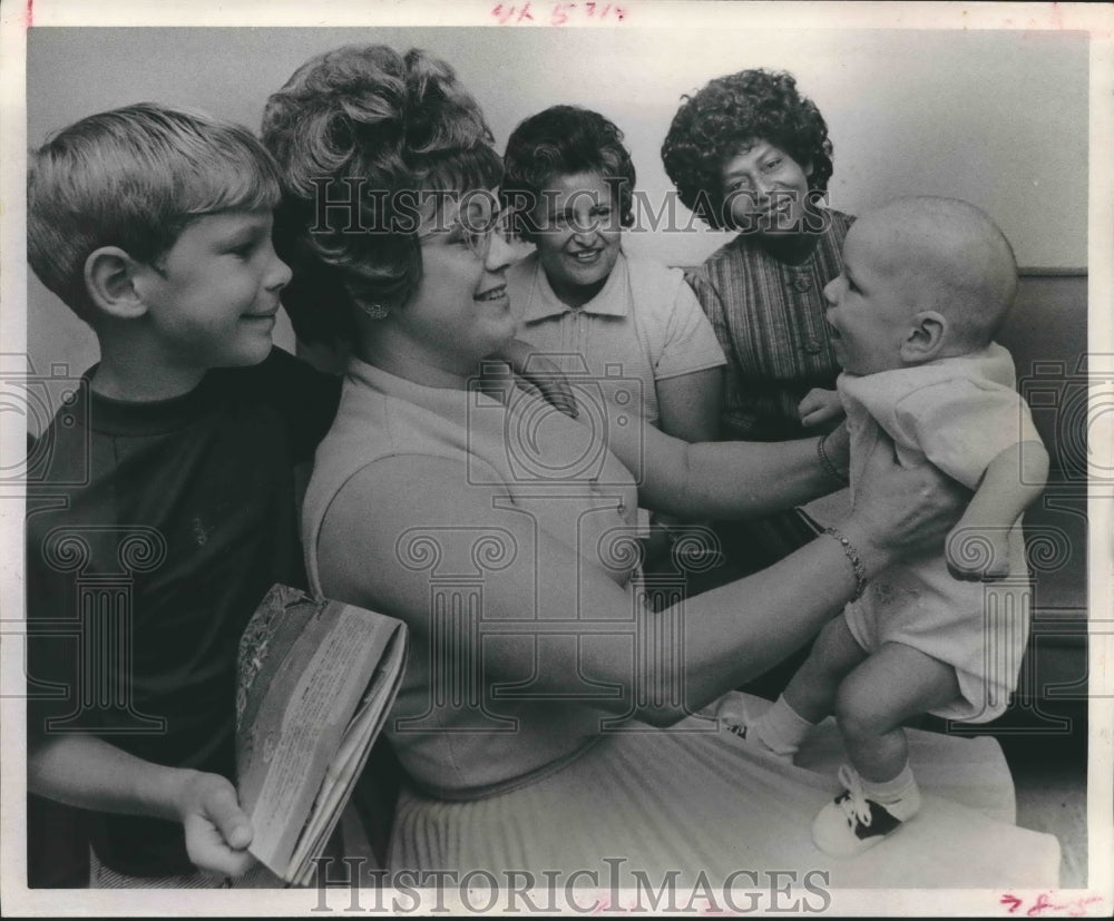 1972 Press Photo Houston foster parent and children with foster baby - hca20073 - Historic Images