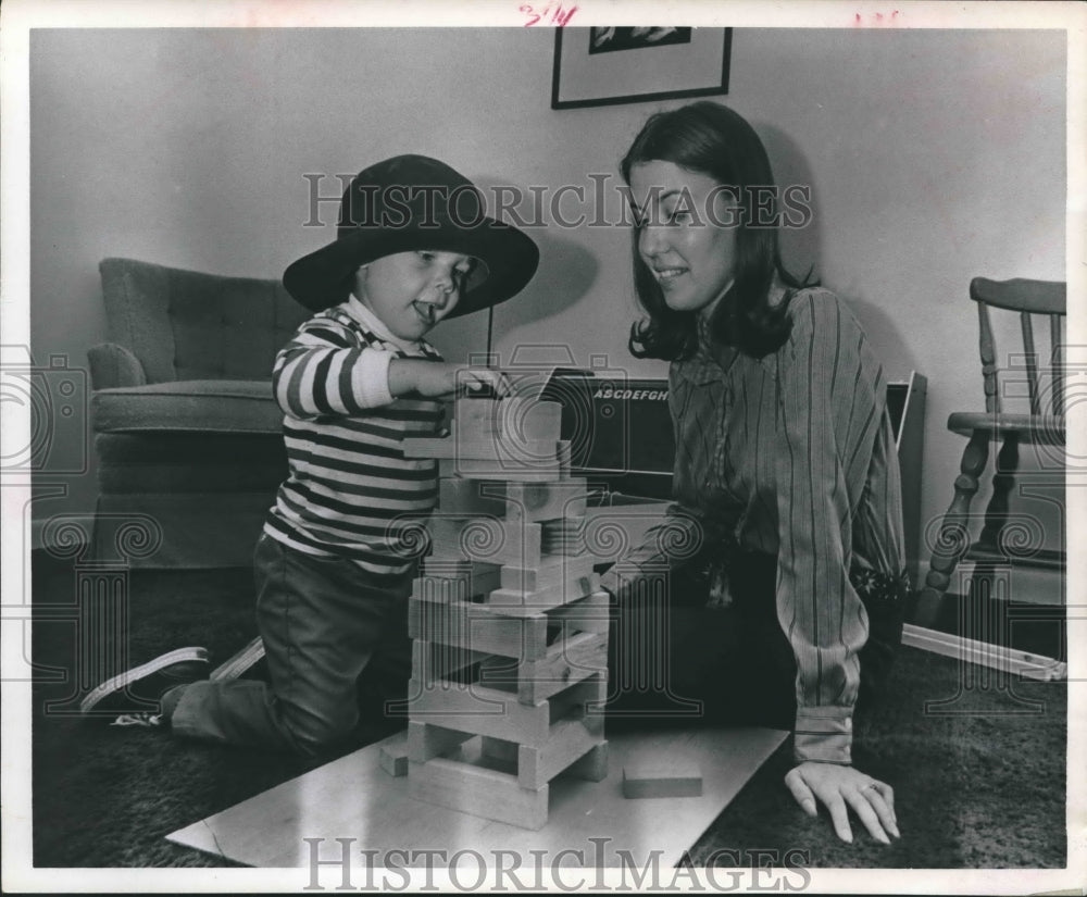 1970 Press Photo Houston foster parent Mrs. Roberta Shaw plays blocks with Aaron-Historic Images