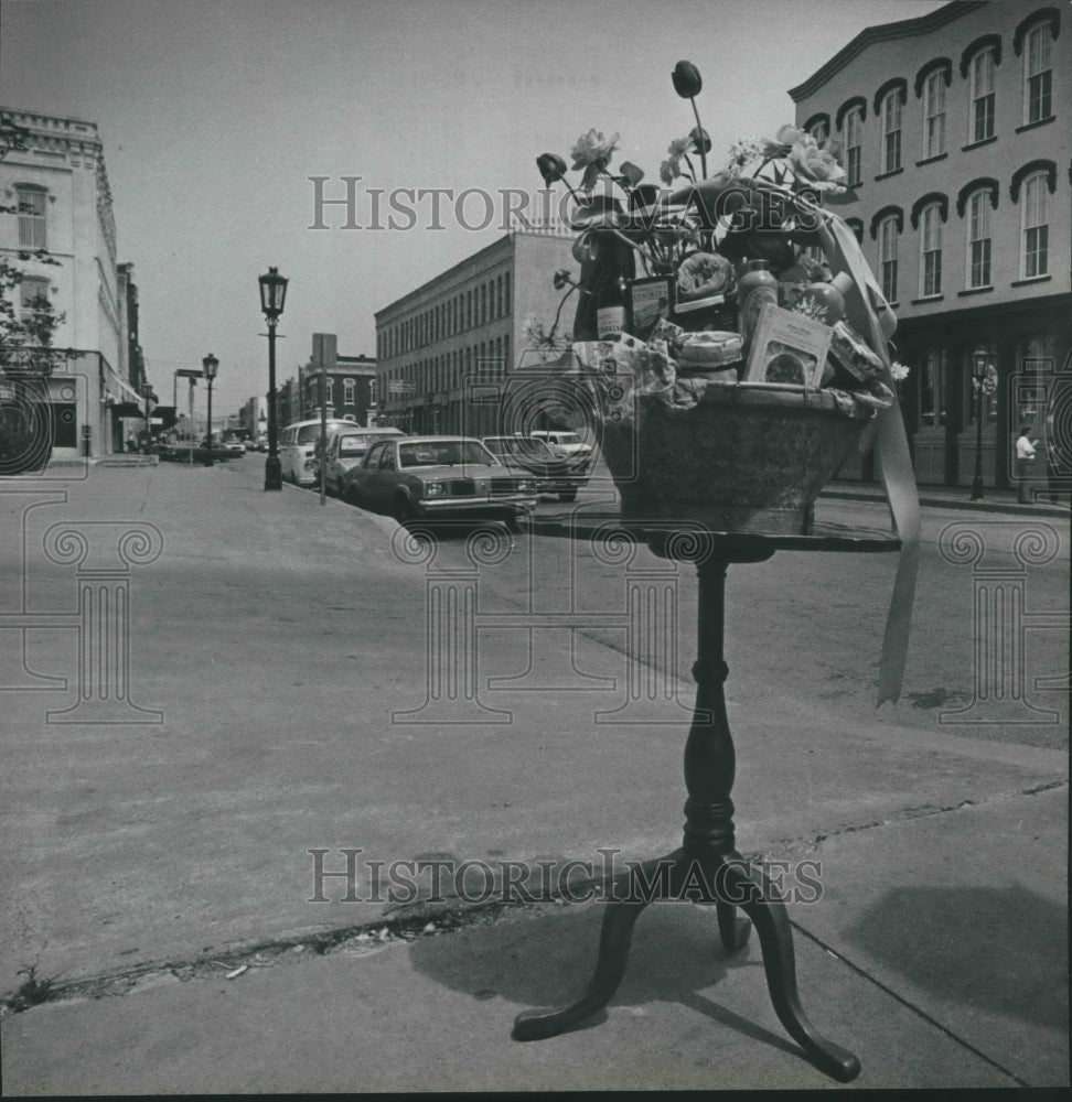 1983 Press Photo Piecrust table and basket of flowers on the Strand, Galveston - Historic Images