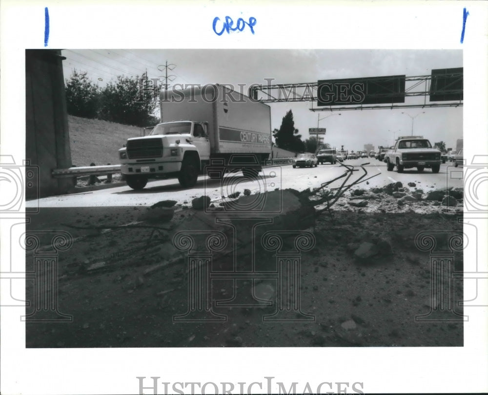 1988 Huge Chunk Of Concrete on Houston Freeway From Overpass. - Historic Images