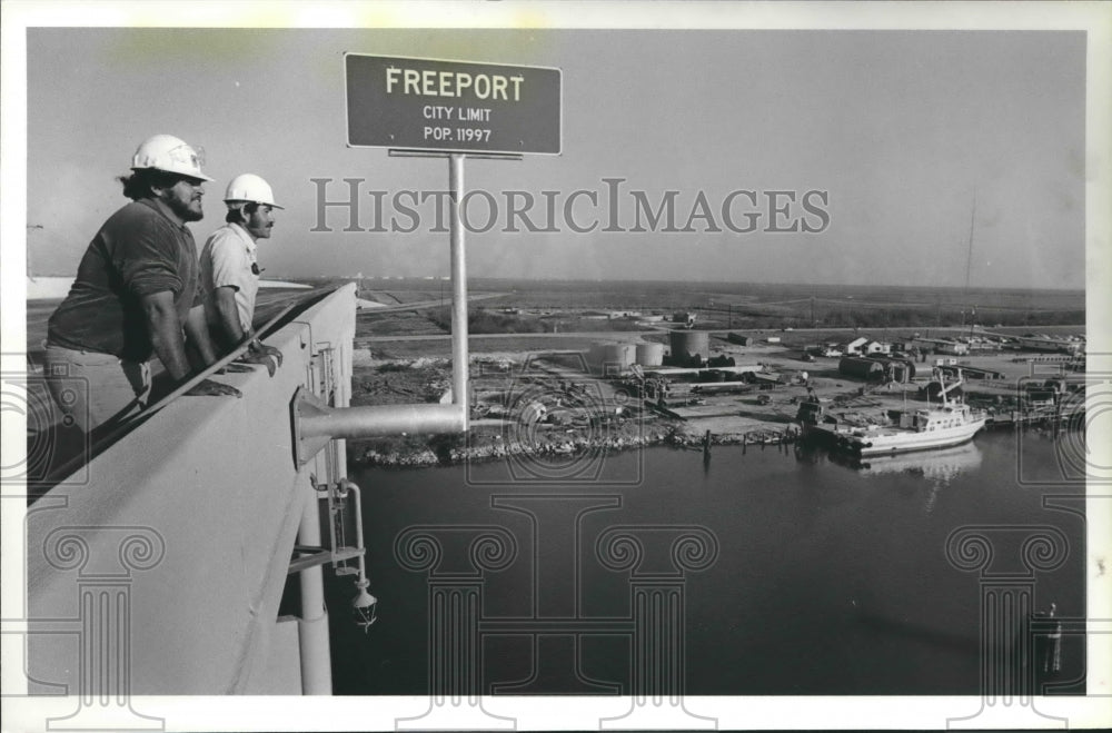 1984 Olando Gomez &amp; Alberto Servin View From Freeport, Texas Bridge - Historic Images