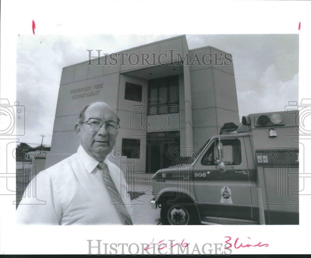 1992 Press Photo Bob Johnson Freeport, Texas Fire Chief Outside of Station. - Historic Images