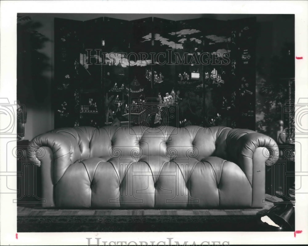 1989 Heritage leather sofa is updated Chesterfield style furniture - Historic Images
