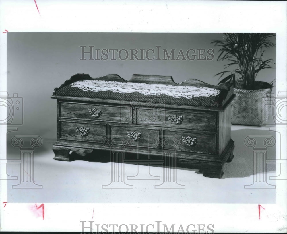 1988 Press Photo Lane&#39;s cedar chest with upholster top, furniture - hca20125 - Historic Images