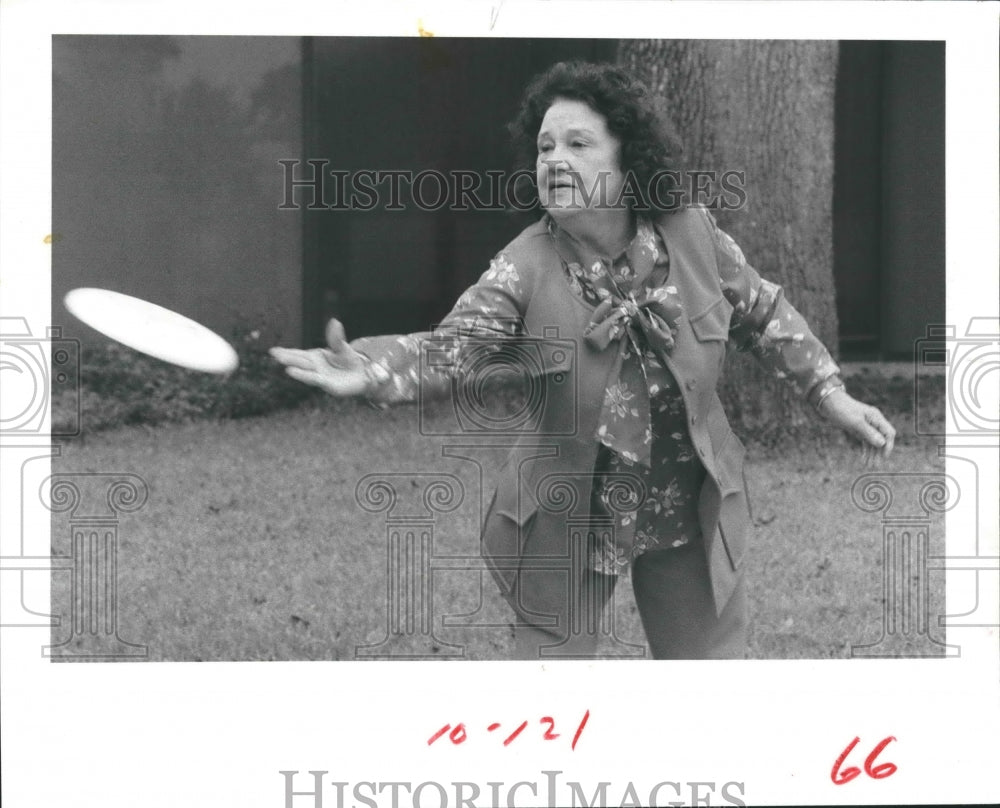 1981 Press Photo Mary Hardy shows how to throw a Frisbee - hca20130 - Historic Images