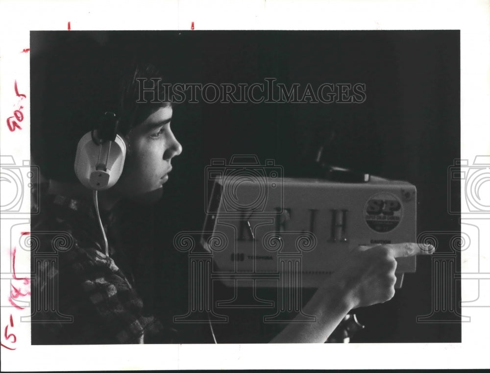 1981 Press Photo Randy Wade operates television camera, Friendswood, Texas - Historic Images
