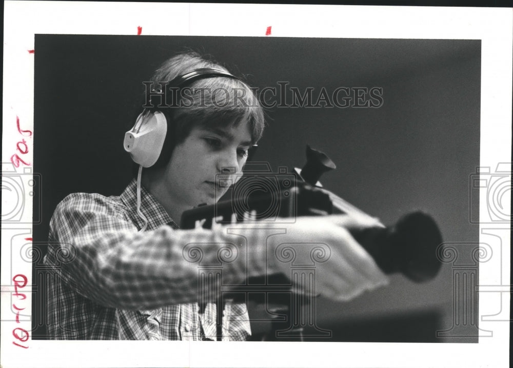 1981 Press Photo Cameraman Andy Rambin, Friendswood, TX schools - hca20154 - Historic Images