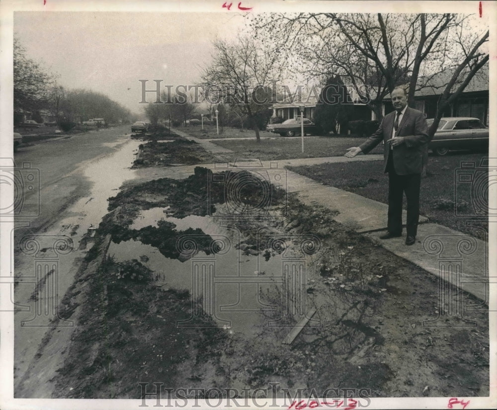 1973 Press Photo Councilman Frank Mancuso blames contractor for mess, Houston - Historic Images