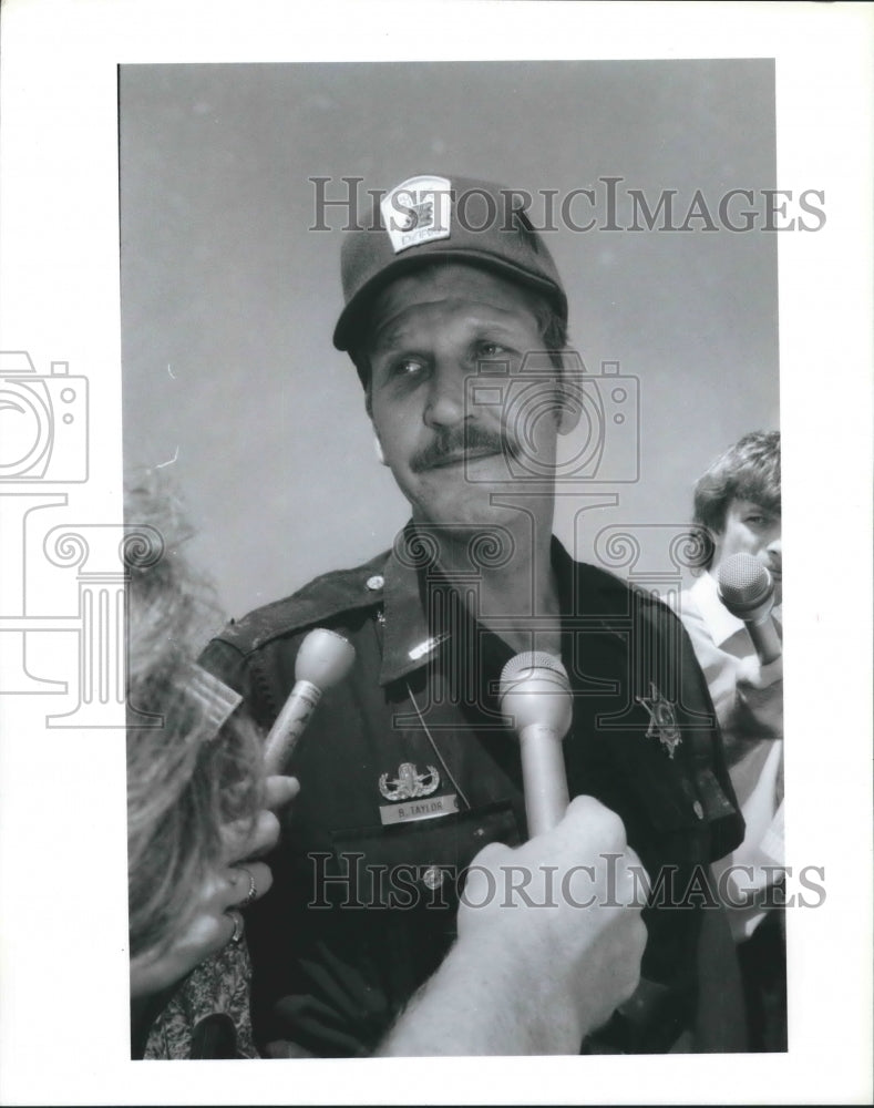 1968 Press Photo DFW Policeman Bob Taylor at Delta Airlines crash - hca20163 - Historic Images