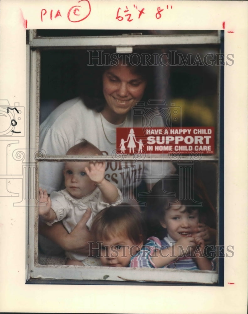 1989 Pat Muse With Children At Day Care Center in Houston. - Historic Images