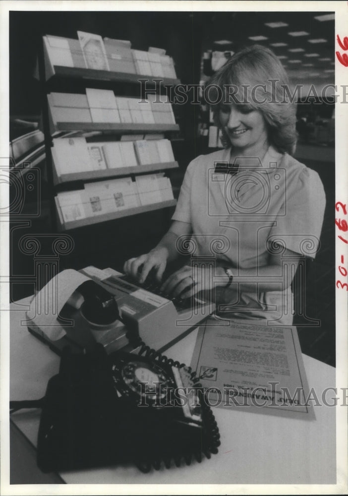 1984 Karen Mitchell Worker At Houston Public Library & Deaf Machine. - Historic Images