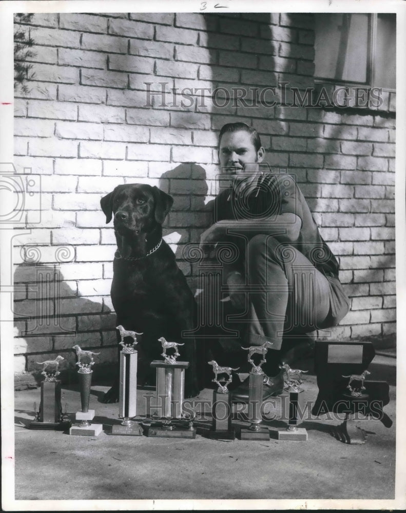 1971 Press Photo Ralph Baughman Of Baytown Squeak The Labrador Dog of Texas. - Historic Images