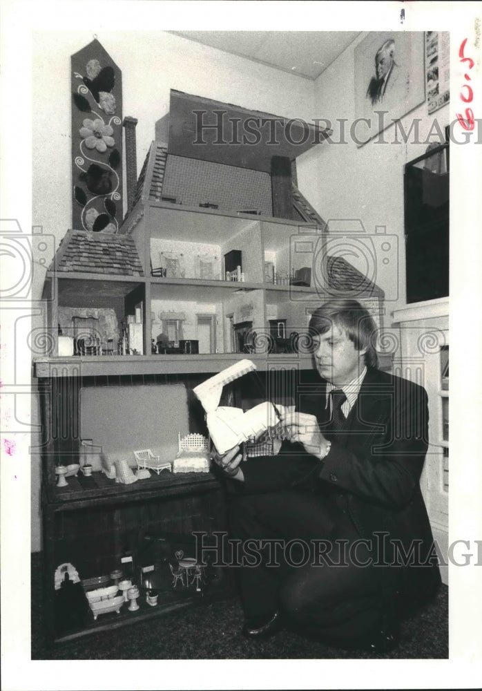 1977 Press Photo John Tyson Noble Looks at Miniature Canopied Bed For Doll House - Historic Images