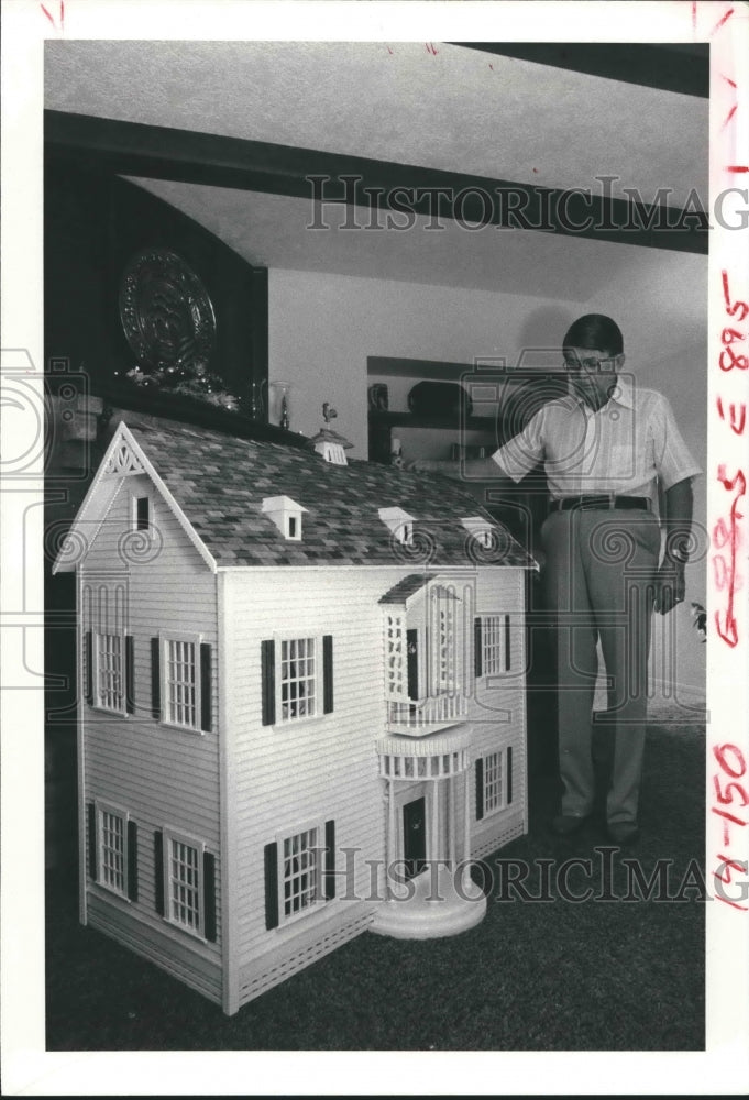 1980 Press Photo Giant Doll House Made By Fred And Marion Gilmore of Texas. - Historic Images