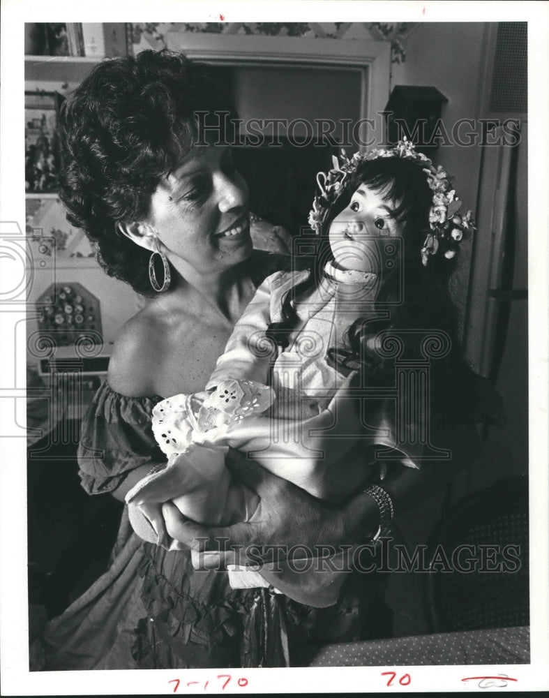 1983 Press Photo Nancy Collet and Her Turn-Of-The-Century Armand Marseille Doll.- Historic Images