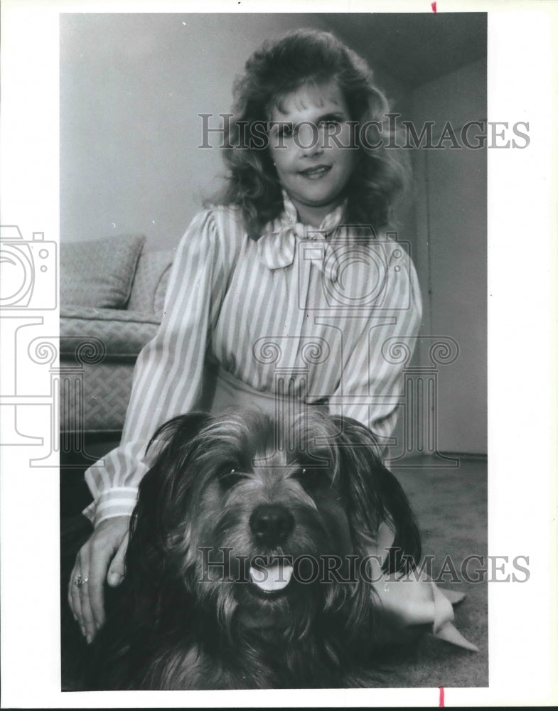 1987 Becky Gilbert With Her Seeing-Hearing Ear Dog &quot;Chrissy&quot;. - Historic Images