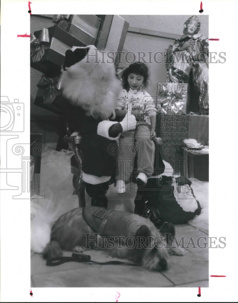 1990 Santa Clause Talks To Betty Salgado Near Hearing Guide Dog. - Historic Images