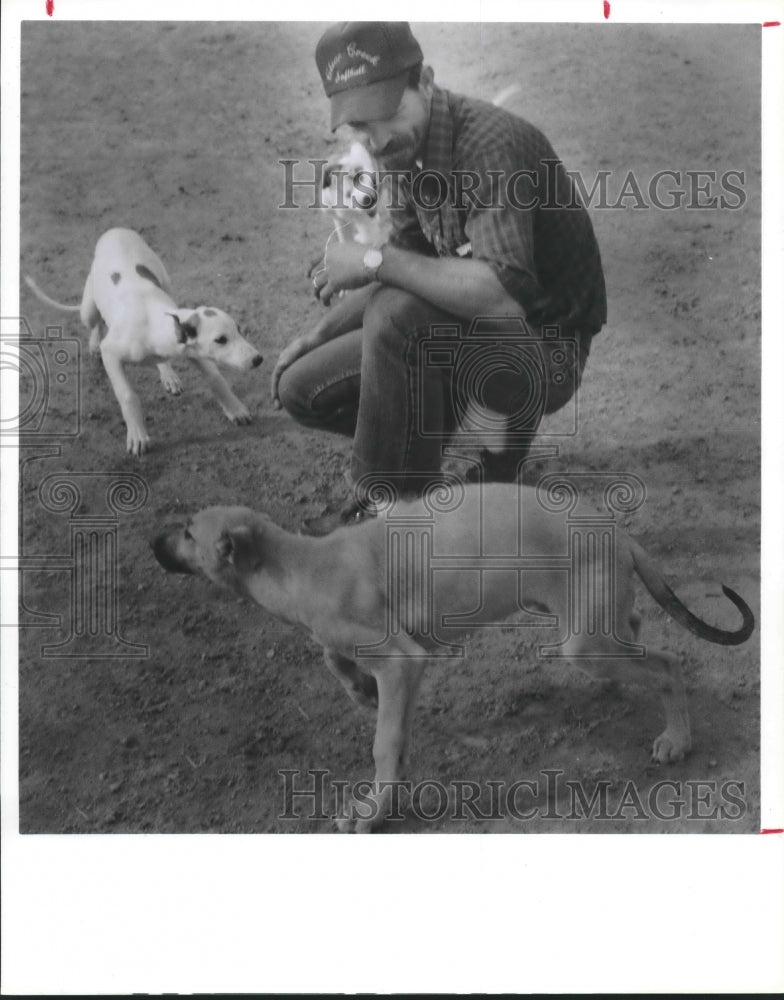 1988 Press Photo Terry West Manager of the Friendswood Farm &amp; Greyhound Dogs. - Historic Images