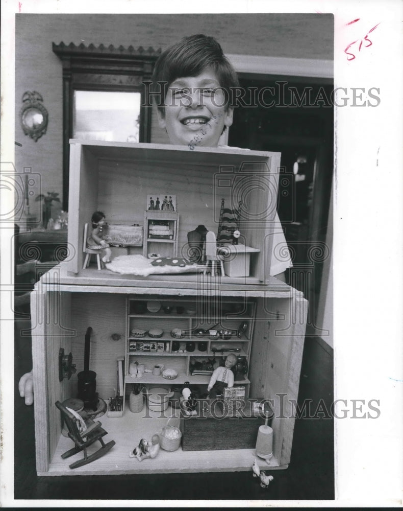 1976 Press Photo David Read Turned Wooden Wine Box Into Country Store Doll House- Historic Images