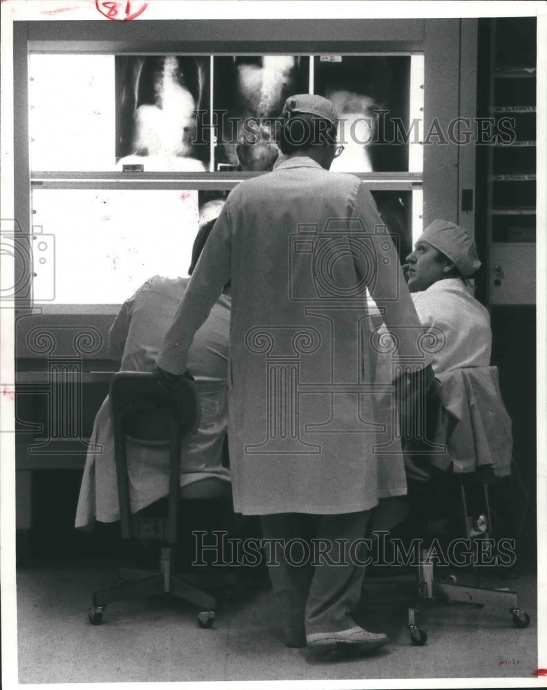 1982 Dr.s' Jim Torres & Steve Steel Consult Doug Cowgill In ICU. - Historic Images