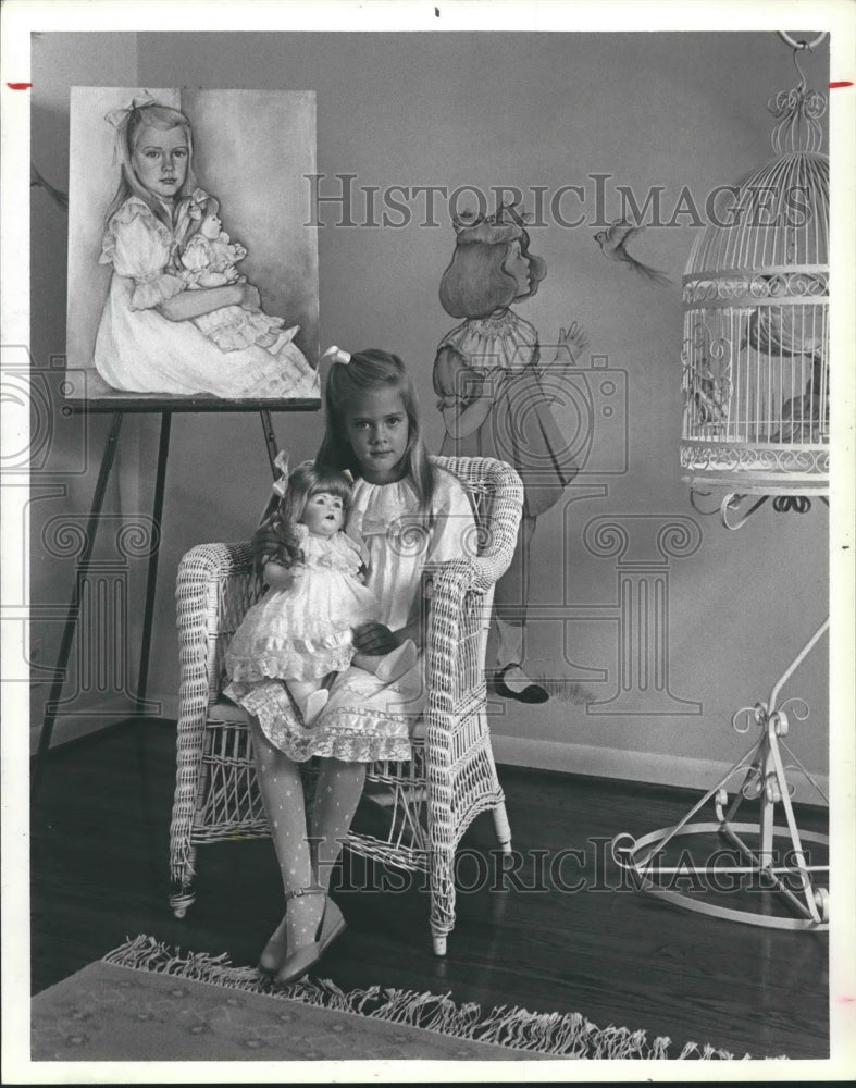 1984 Press Photo Sarah Garrett Holds Porcelain Doll By Artist Sandra Babin. - Historic Images