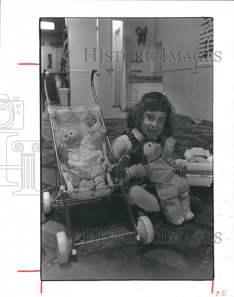 1985 Press Photo Stacey Gorman with her Cabbage Patch Dolls - hca20247 - Historic Images