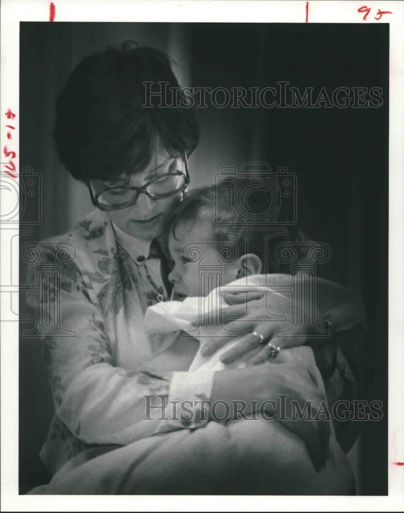 1980 Press Photo Sandra Carlson Comforts Clifford At Doctors Center in Houston. - Historic Images