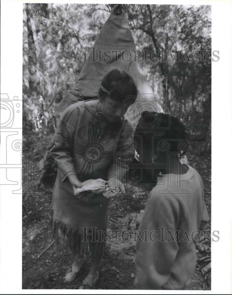 1991 Press Photo David Bell &amp; Nicole Chambers At Camp Allen Discovery Program. - Historic Images