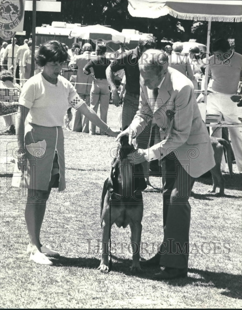 1980 Judging at the San Jacinto Kennel Club Dog Show, Pasadena - Historic Images