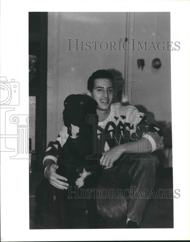 1989 Press Photo Thomas "Scooter" Smith with Rambo - hca20290 - Historic Images