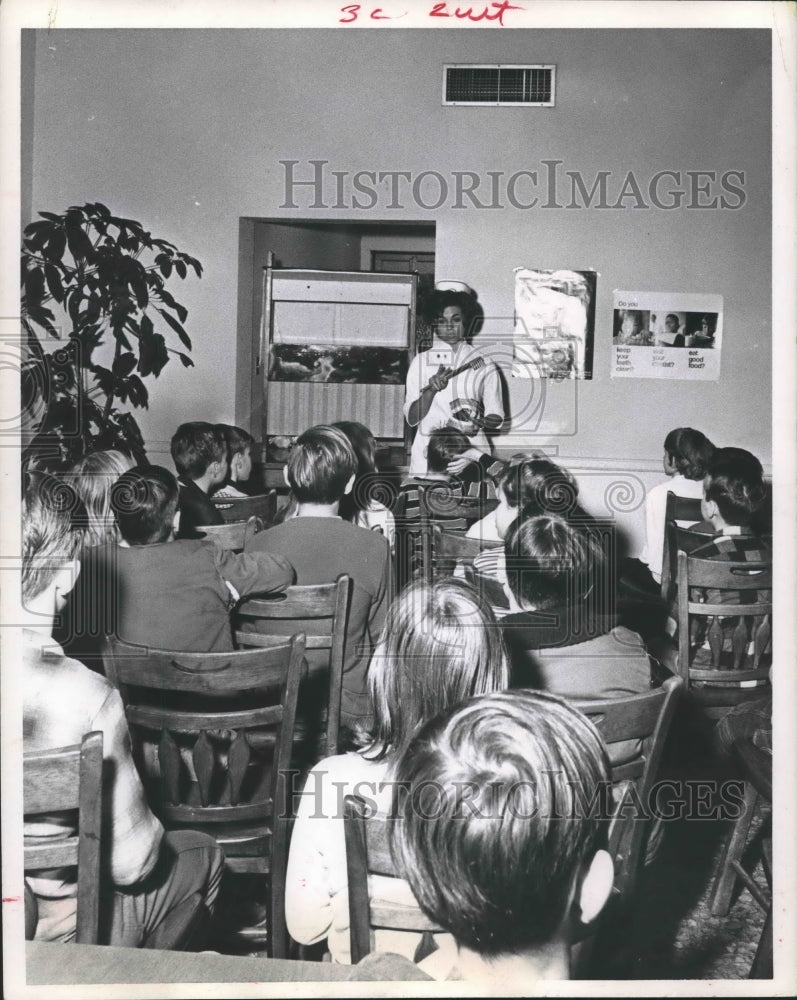 1970 Press Photo Kids Enjoy Dental Puppet Show At Day Care Center in Houston. - Historic Images