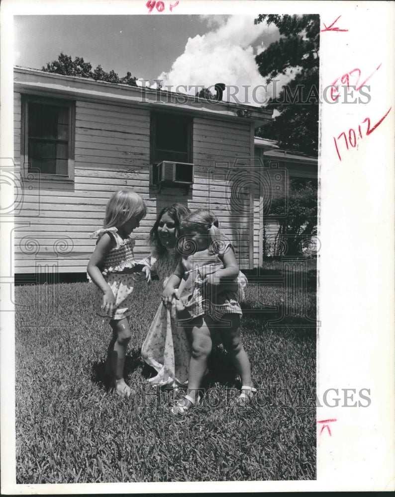 1973 Press Photo Mary & Shannon Schubert & Heather Band Day Care Centers Houston - Historic Images