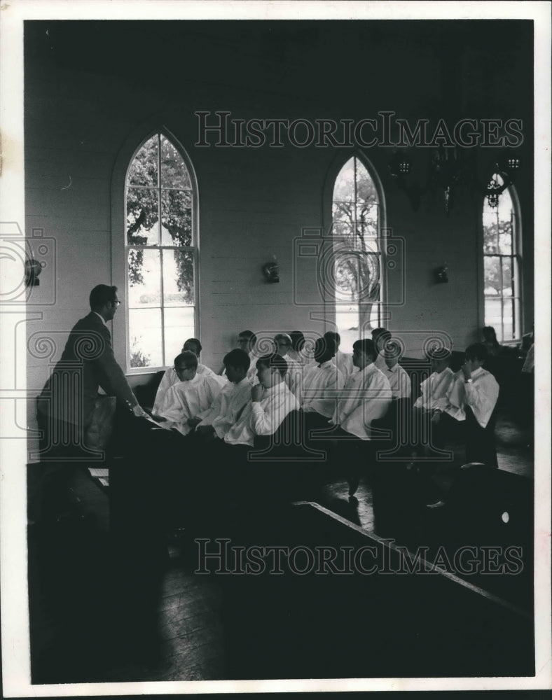 1969 Press Photo Director Paul Ofield Hands Out Candlelight Tour Instructions - Historic Images